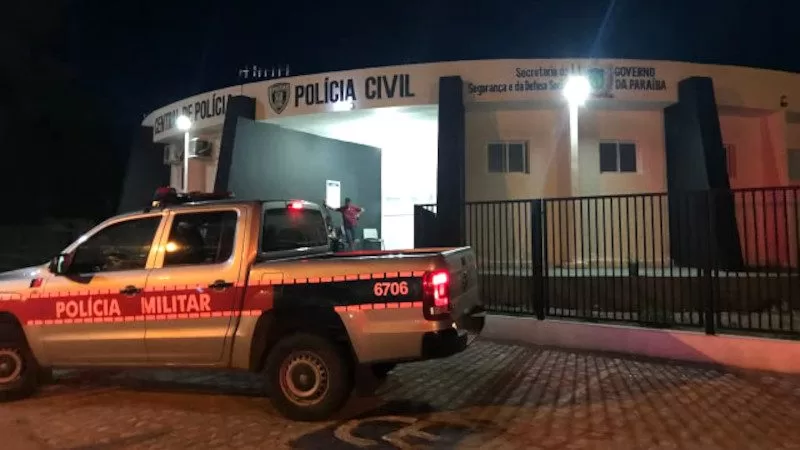 Homens são levados à delegacia de polícia por embriaguez e desordem no Centro de Cajazeiras