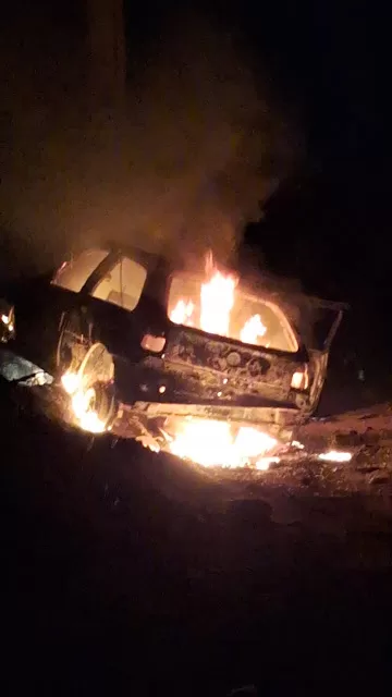 Homem bate carro em poste que pega fogo logo em seguida no Sítio Bananeira em Ipaumirim no estado do Ceará