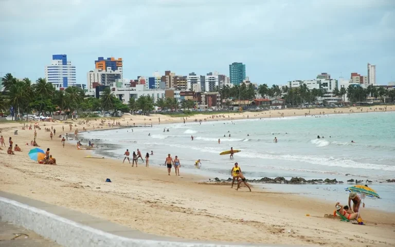 litoral da paraiba tem tres praias improprias para banho mare alcanca 2 3m