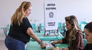 Eleitora votando - (Foto ilustrativa: Antonio Augusto/Secom/TSE)