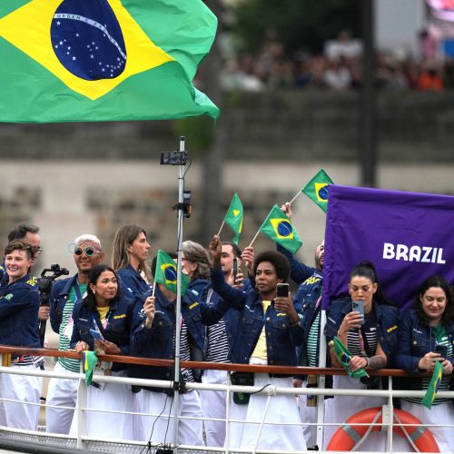 Paris-2024: Brasil exibe bandeirinhas na abertura no Sena – 26/07/2024 – Esporte